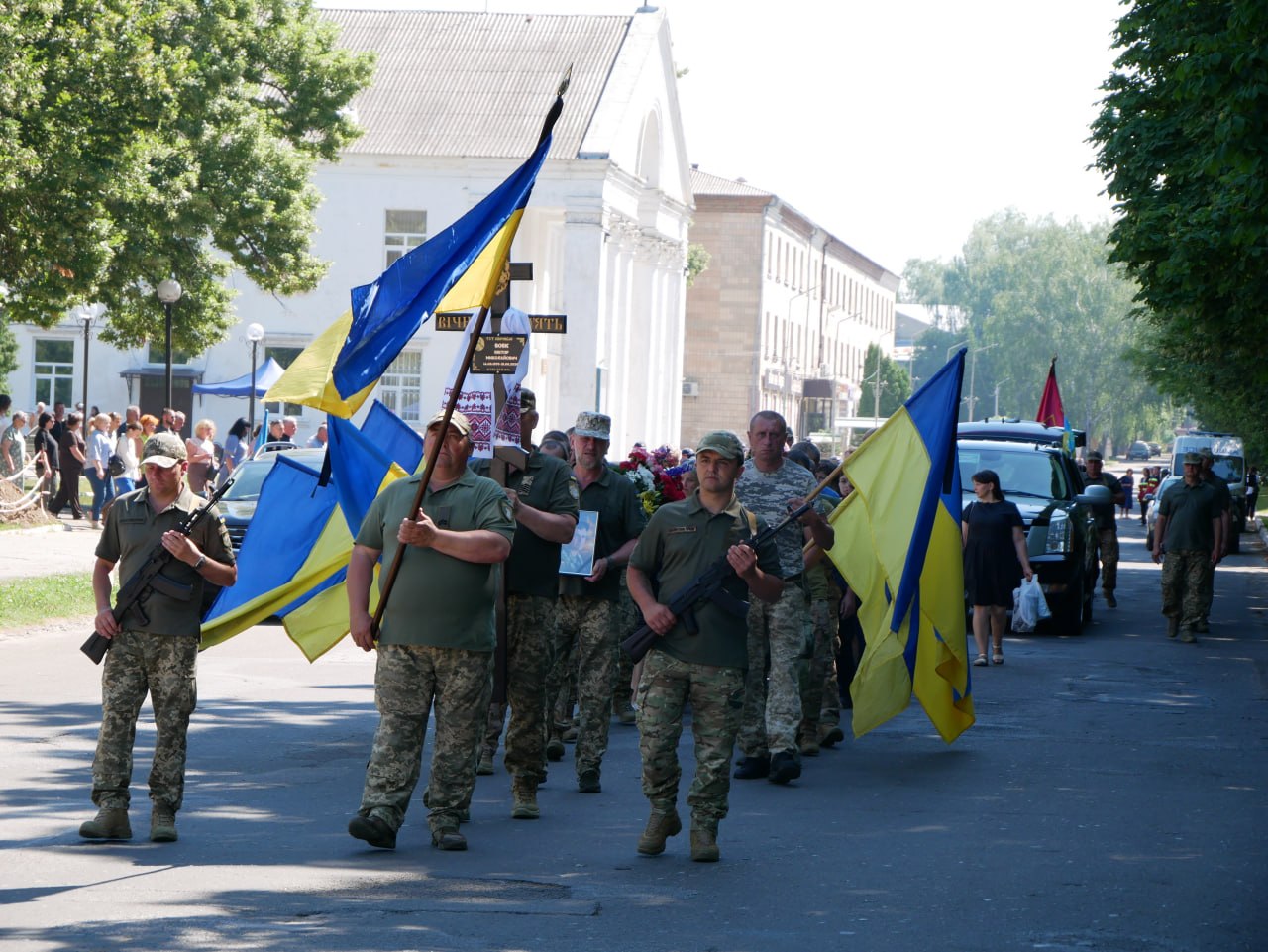 Хмелівська та Роменська громади попрощалася із захисником України Віктором Вовком