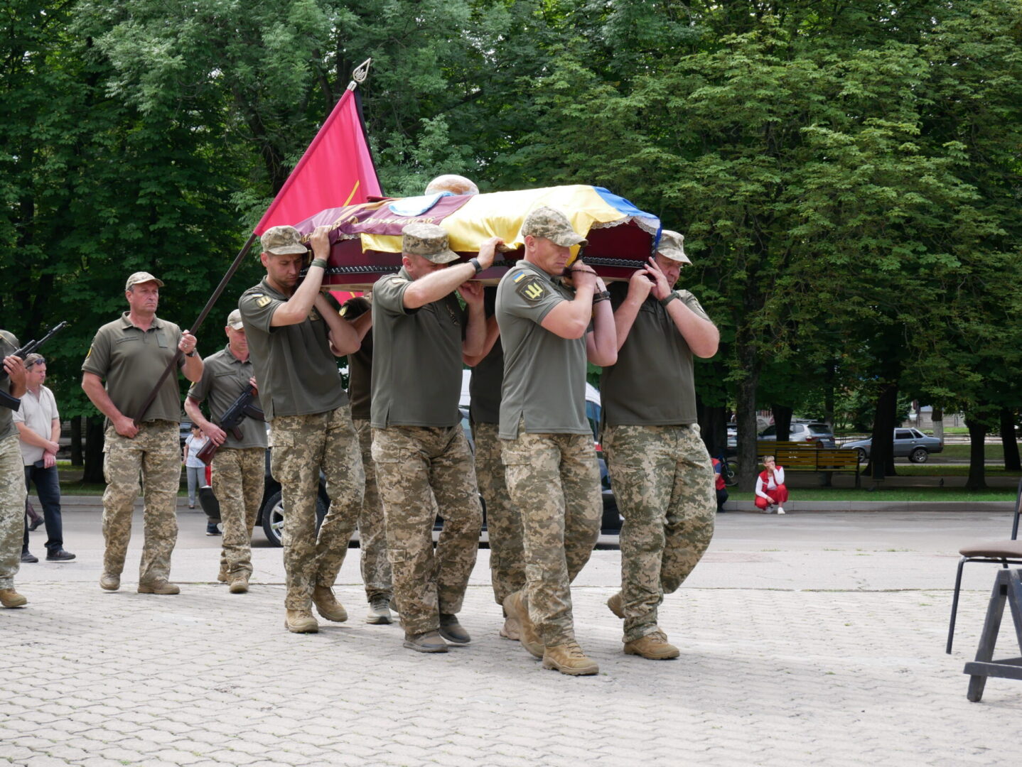 Після понад двох років очікування: Роменська громада попрощалася із Захисником Євгеном Дудкою