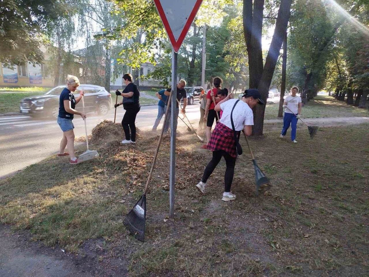 У Ромнах працівники міськради та структурних підрозділів долучилися до благоустрою міста