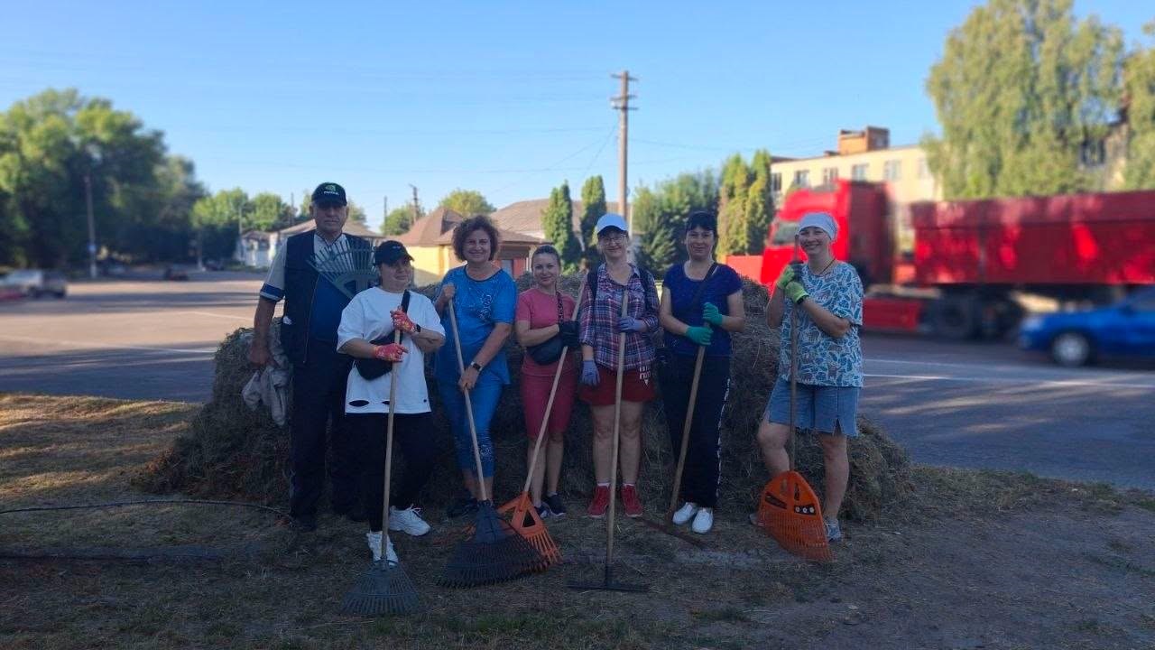 У Ромнах працівники міськради та структурних підрозділів долучилися до благоустрою міста
