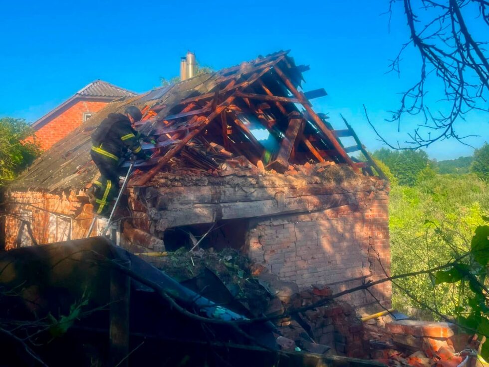 Двоє жінок постраждали внаслідок ворожого удару по Ромнах