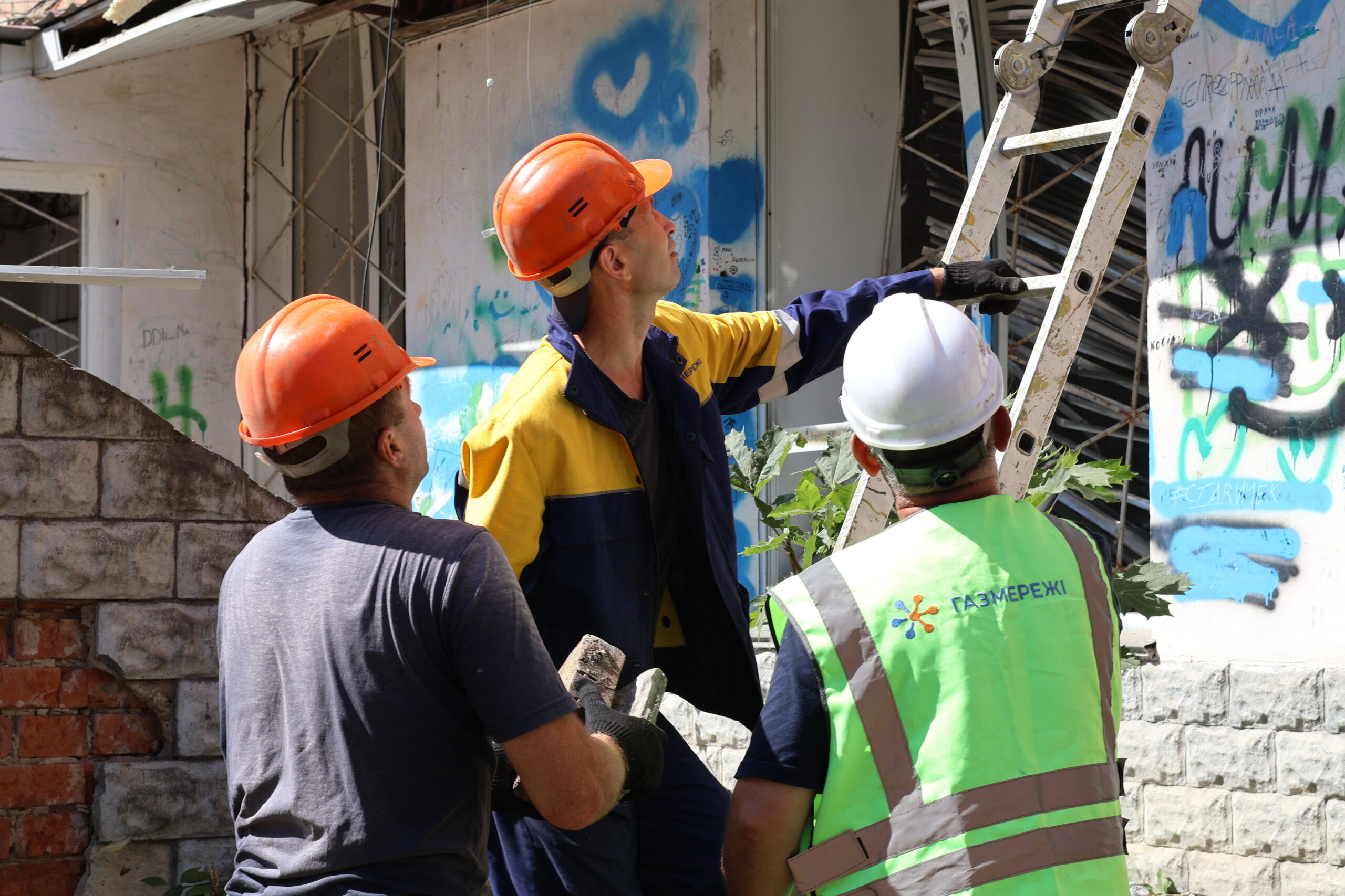 Повертають газ після обстрілів і газифікують попри війну + Фото