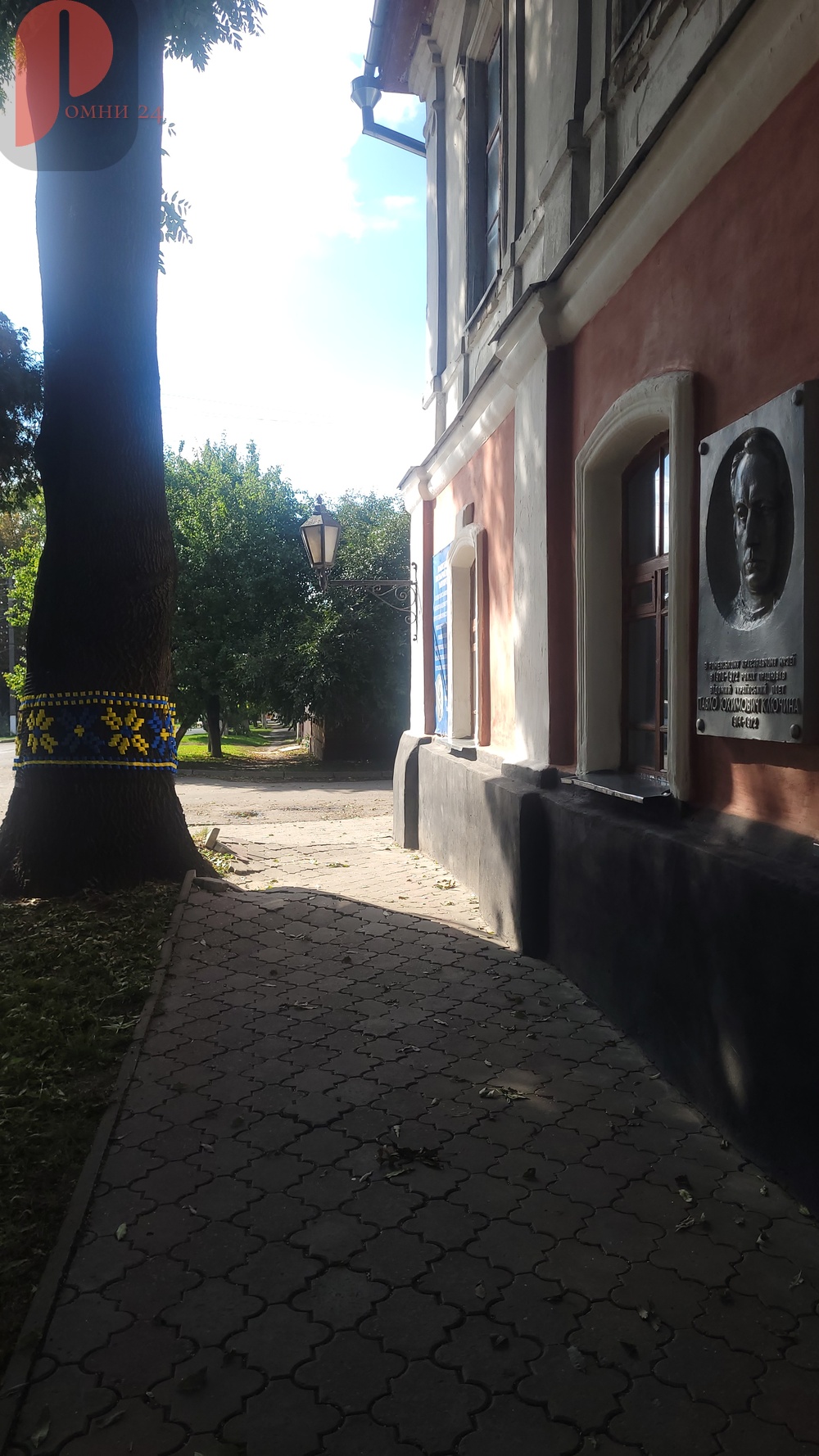 Фотофакт: дерева біля Роменського краєзнавчого музею прикрасили в українському стилі