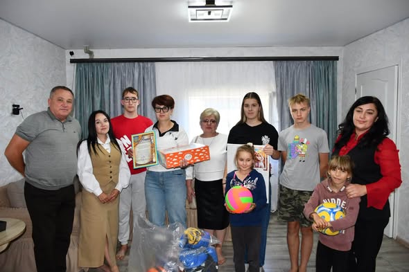 У Роменському районі привітали родину-вихователів із Днем усиновлення